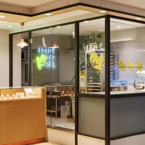 PIECE OF BAKE のガラス面